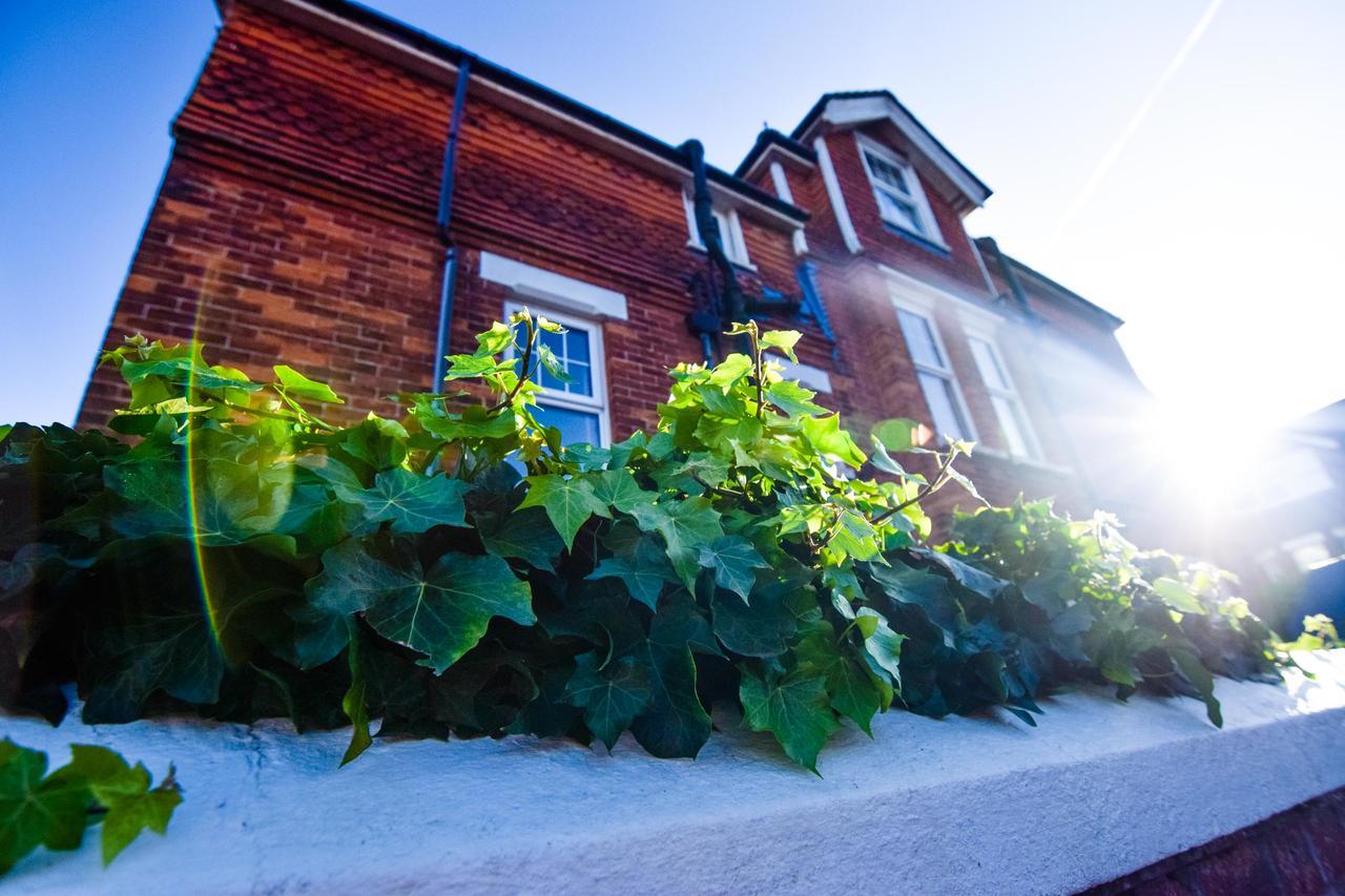 Eastbourne Reymar Bed & Breakfast Екстериор снимка