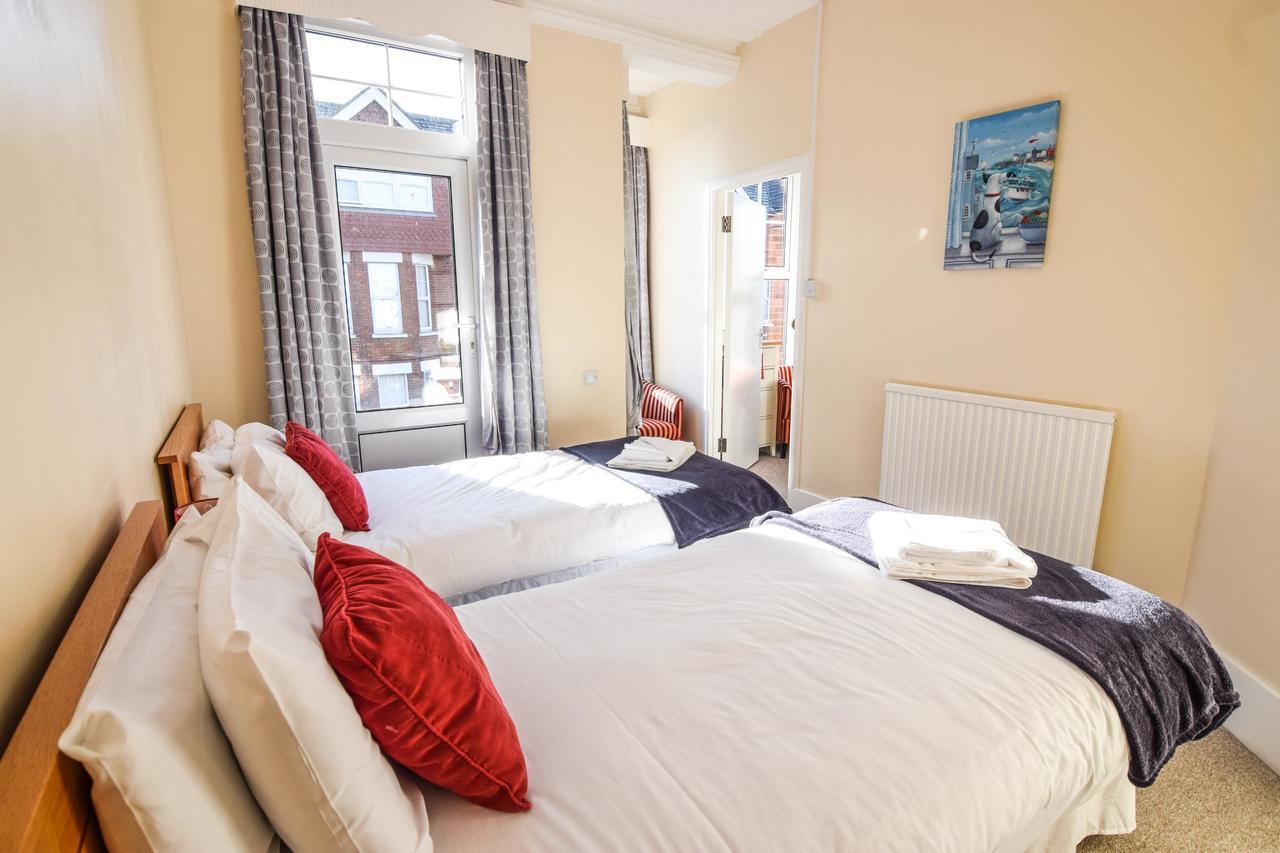 Eastbourne Reymar Bed & Breakfast Екстериор снимка